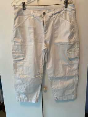 Time and Tru White Cargo Capris